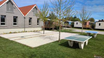 Espace jeux avec terrain de pétanque