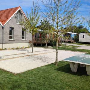 Espace jeux avec terrain de pétanque